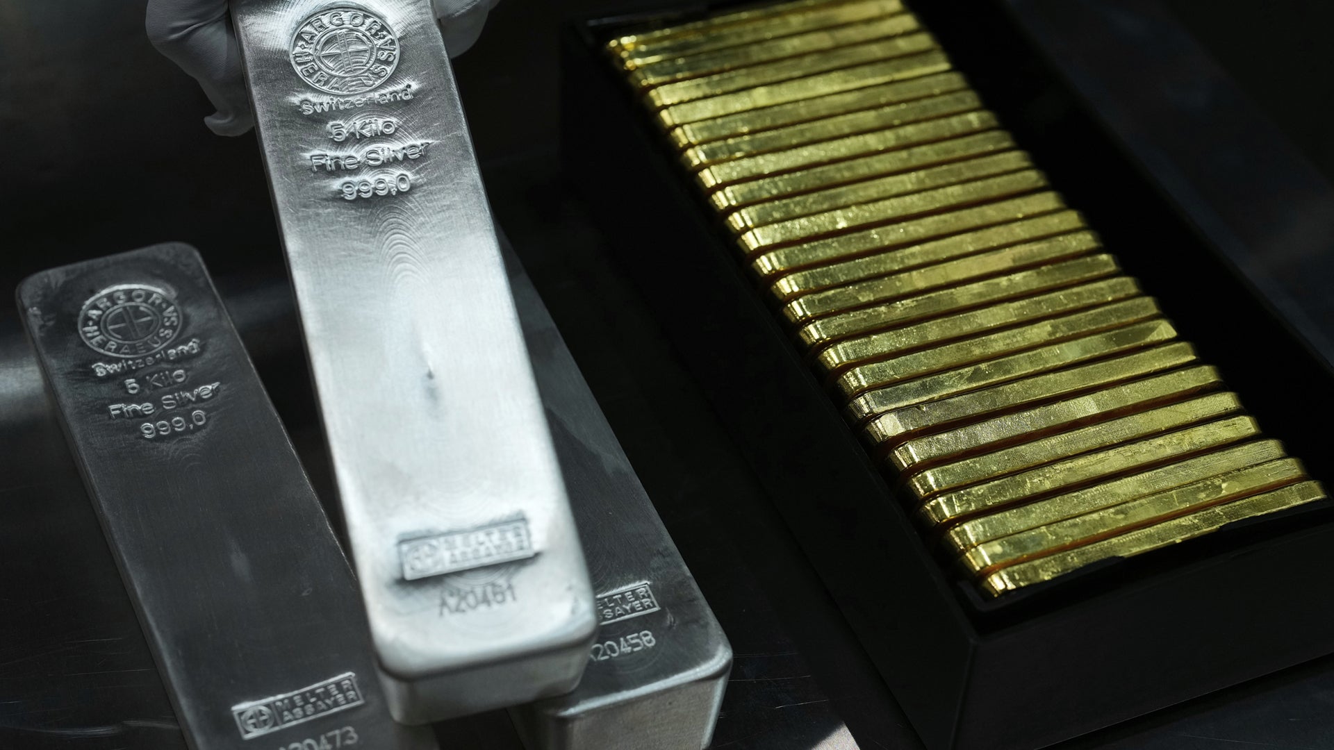 Stora prisfall på silver och guld