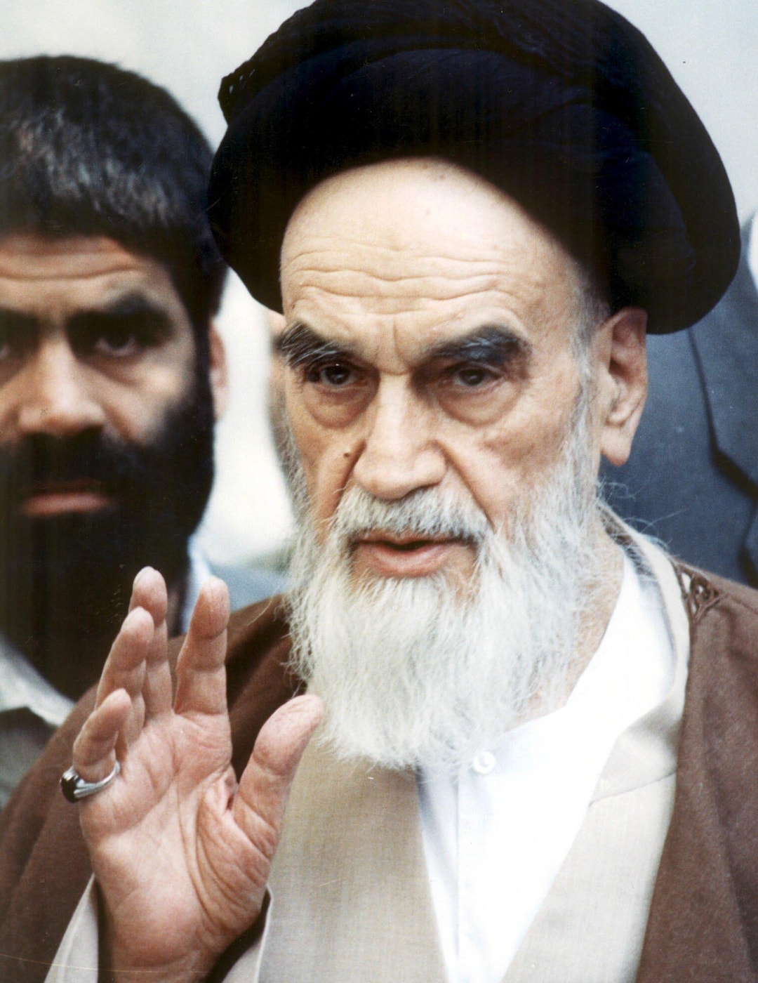 Äldre man med vitt skägg i traditionell iransk religiös klädsel