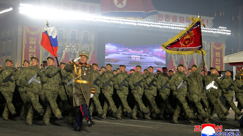 Rysk flagga under militärparaden på Kim Il Sung-torget i Pyongyang, Nordkorea, på onsdagen.