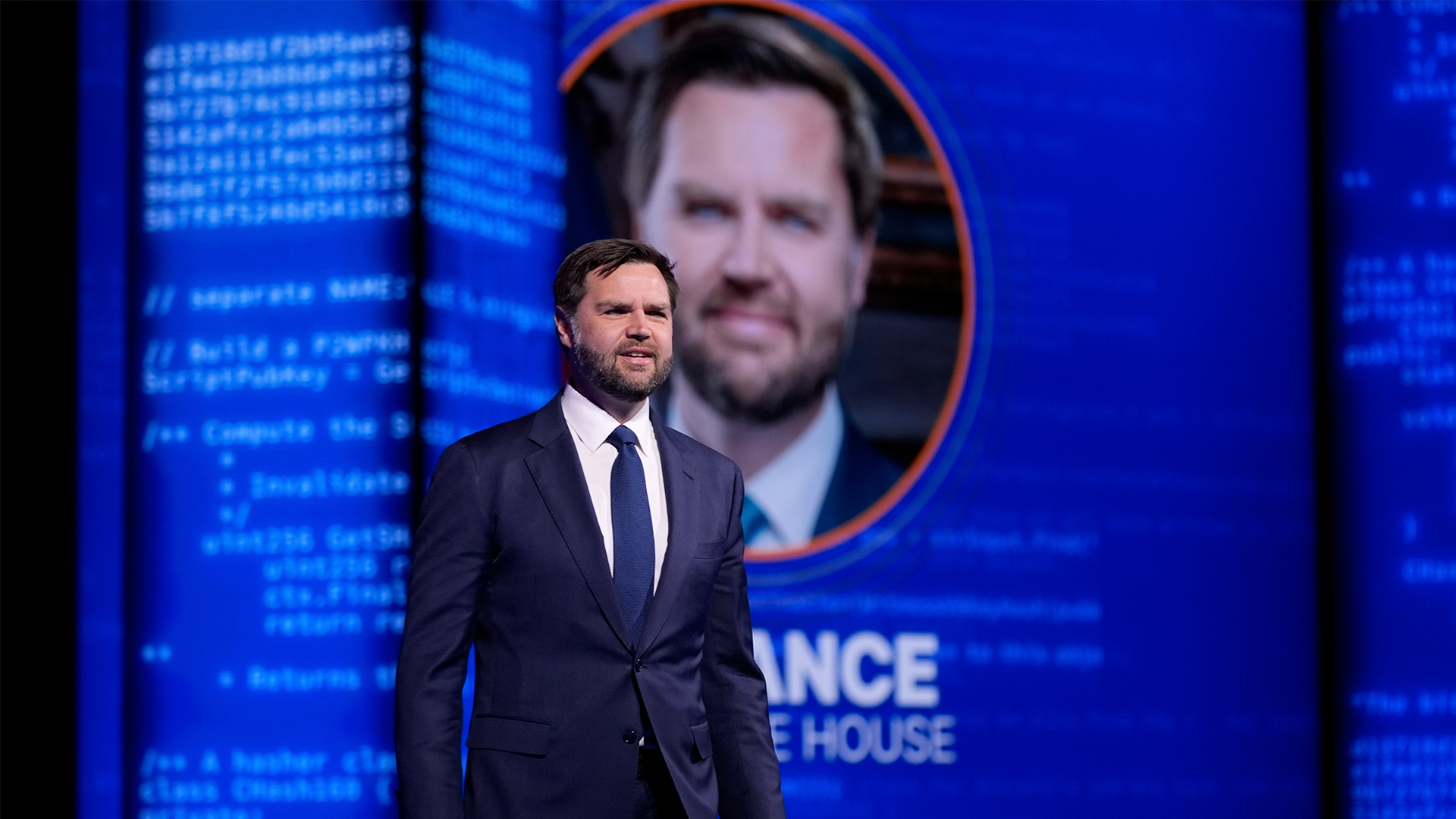 Vicepresidenten JD Vance, själv enligt egen utsago bitcoinägare, var affischnamn för konferensen i Las Vegas 2025. Här står han på scen med en bild på sig själv som bakgrund.