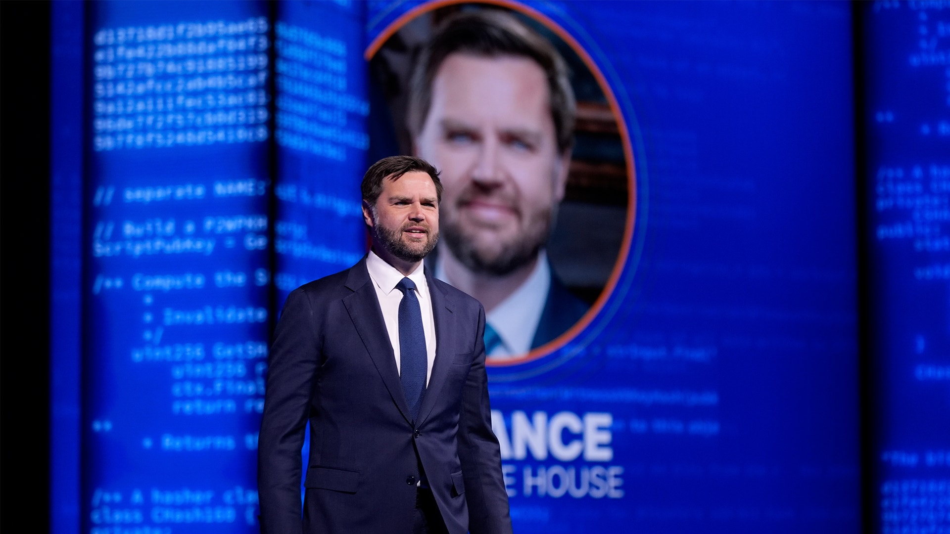 Vicepresidenten JD Vance, själv enligt egen utsago bitcoinägare, var affischnamn för konferensen i Las Vegas 2025. Här står han på scen med en bild på sig själv som bakgrund.