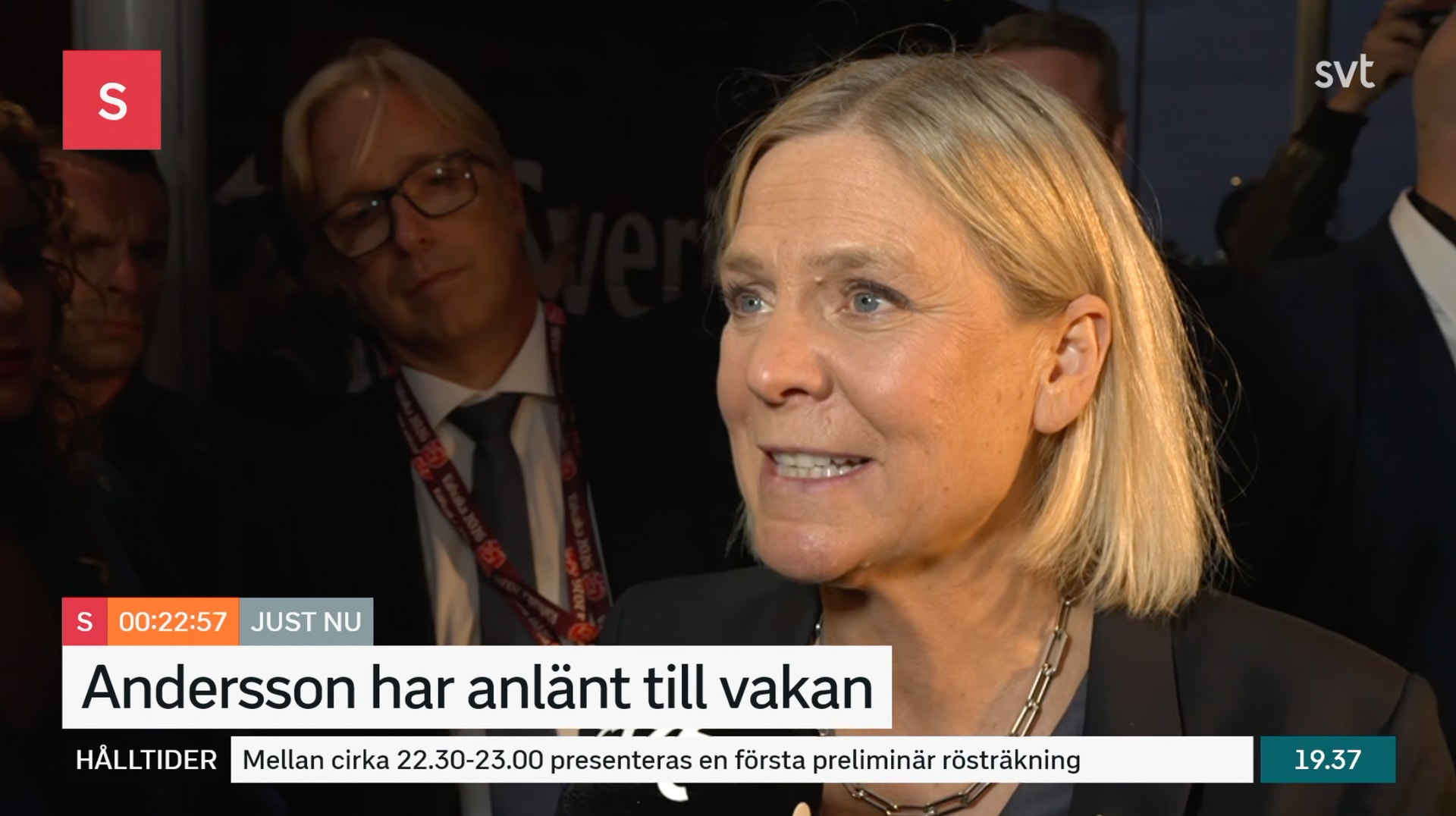 Skärmbild från SVT:s sändning som visar en kvinna intervjuas, med texten "Andersson har anlänt till vakan".
