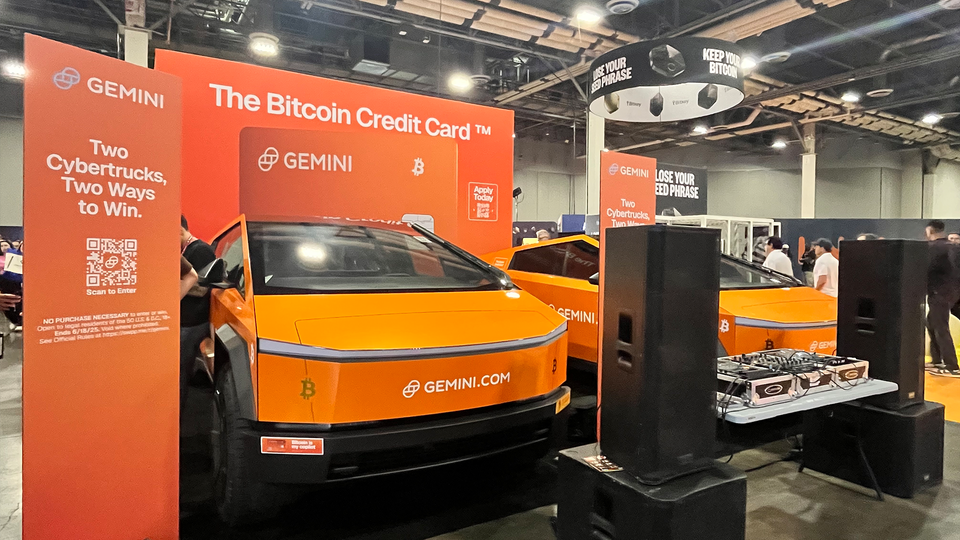 Tvillingbröderna Winklevoss kryptobolag Gemini lottar ut två exemplar av Teslas Cybertruck. De är oranga och ska se ut som syskon till kreditkortet från Gemini.