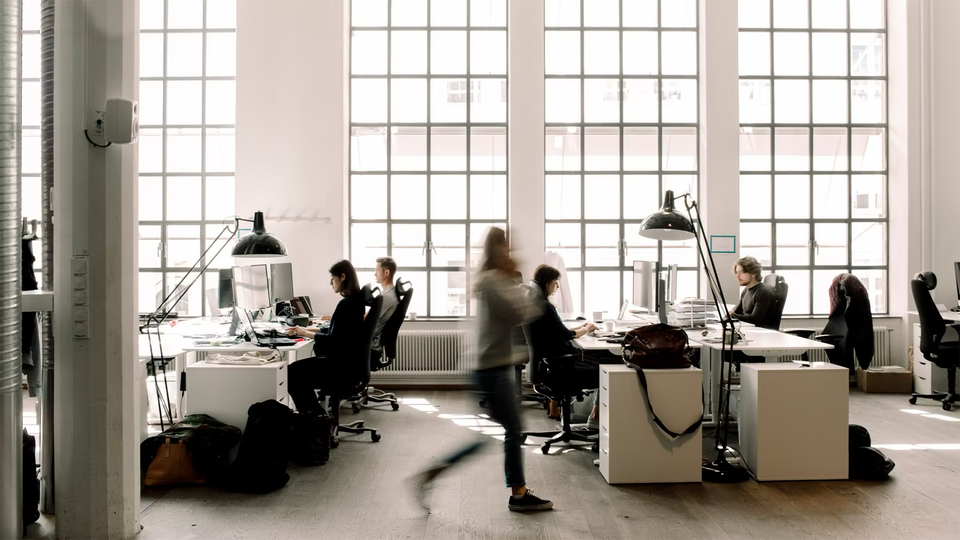 Kontorslandskap med datorer.