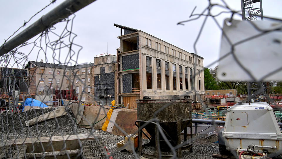 Runt om byggnaden ser det kaosartat ut, där gammalt bråde ligger på flera håll.