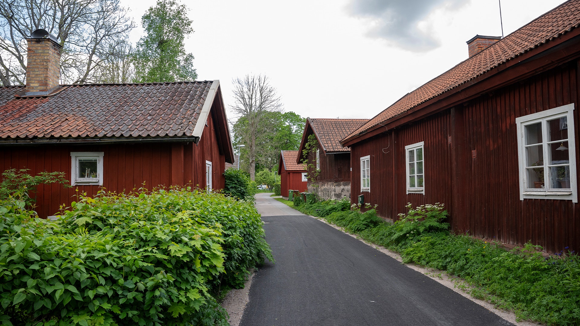 Lilla Tobo, med röda hus klädda i vita knutar.
