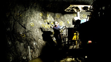 Storbanken spår stora nedgångar i glödheta sektorn