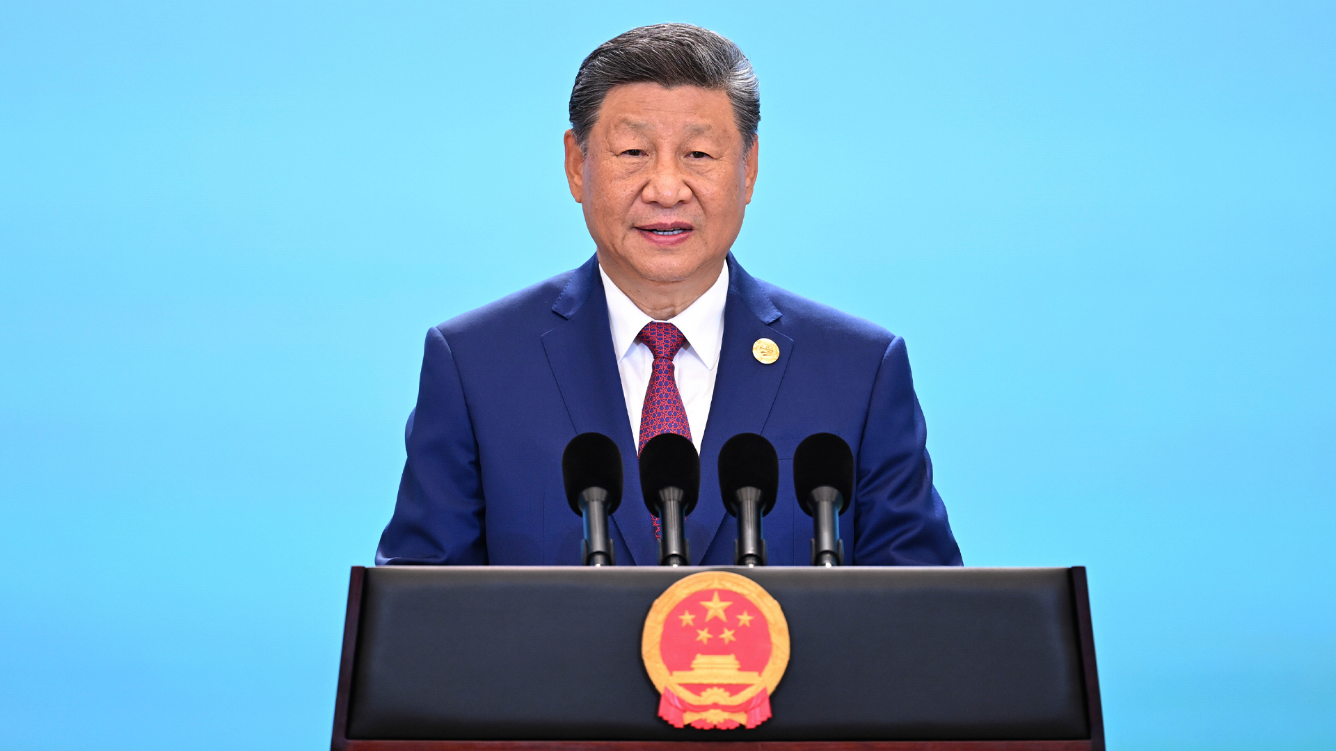 Xi Jinping stärker Kinas position via handel och militär.