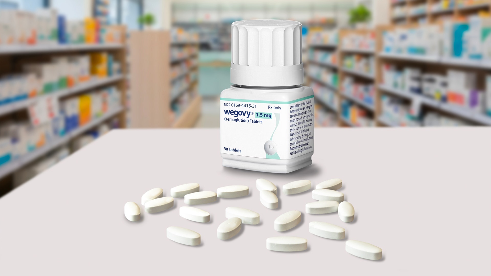 En medicinflaska med vita tabletter utspridda framför den på en vit yta, med apotek i bakgrunden.