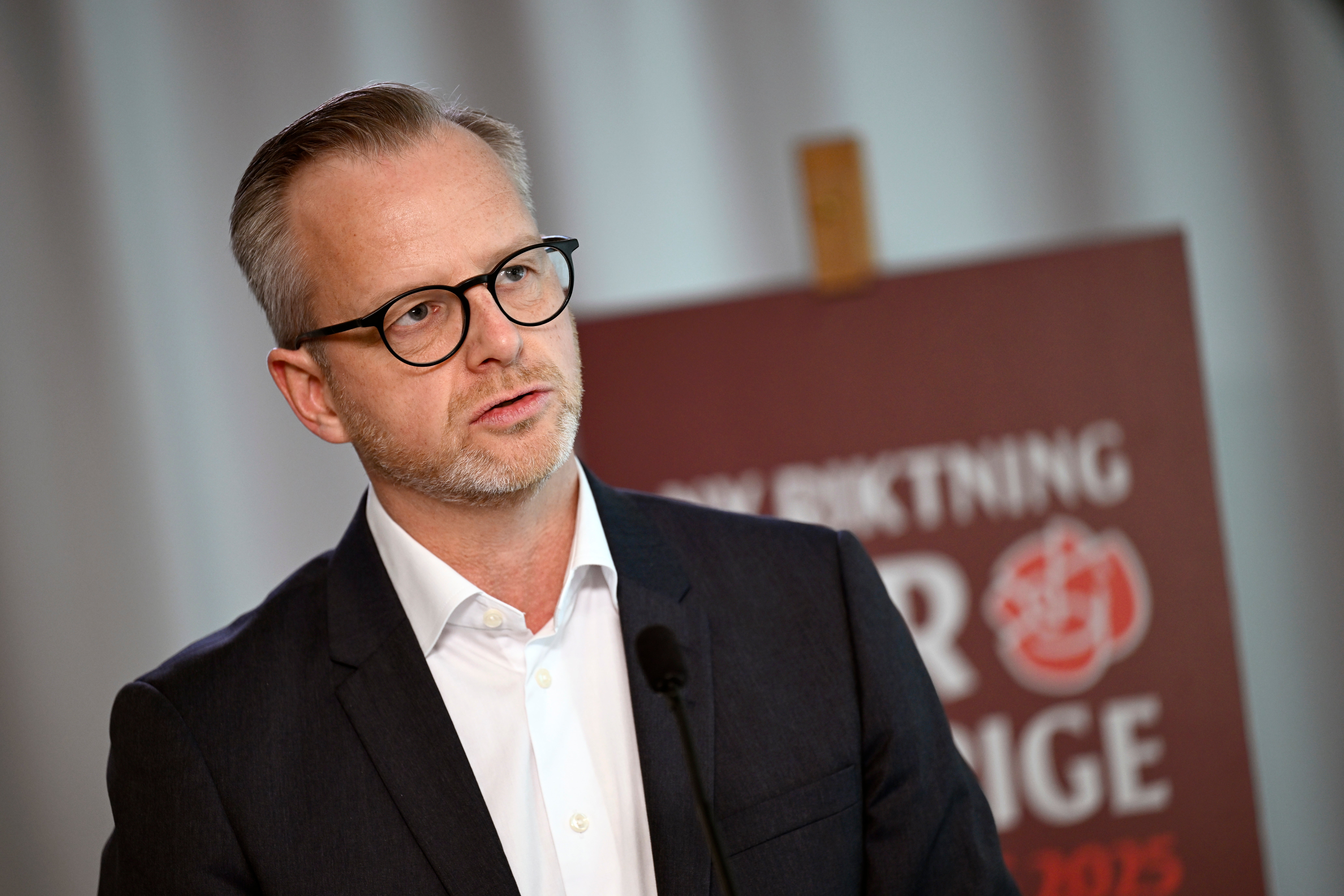 S vill höja skatten för personer som tjänar mer än 67.000 kronor i månaden