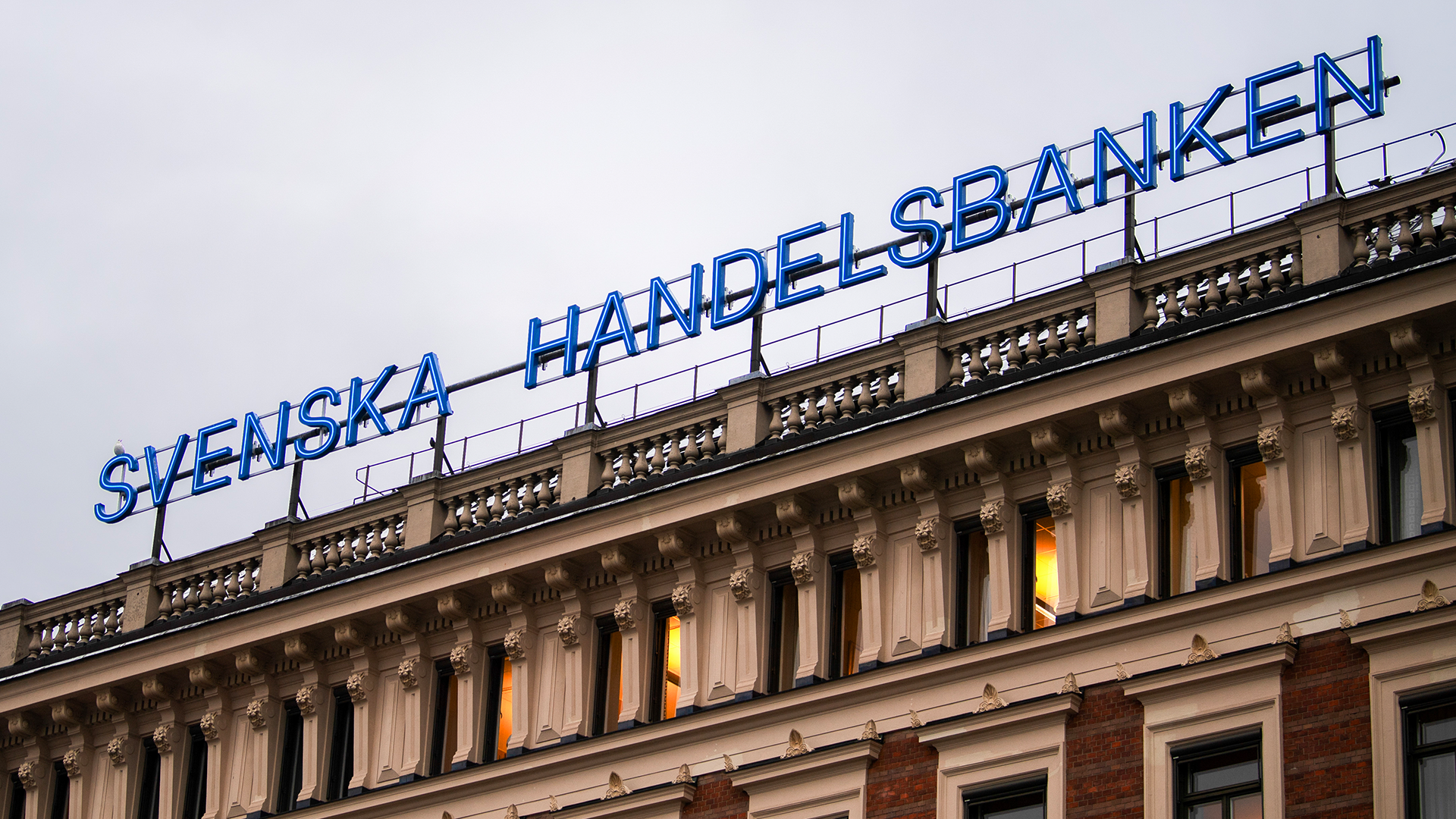 SHB-stiftelse köper SHB-aktier – säljer i Industrivärden