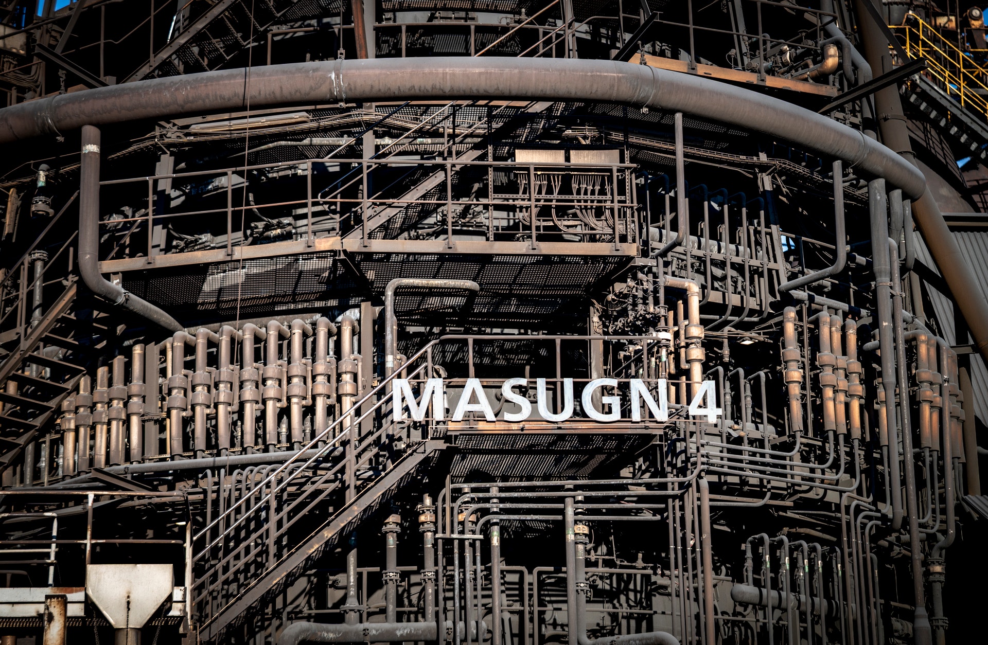 Industriell anläggning med metallkonstruktion, trappor och rörledningar