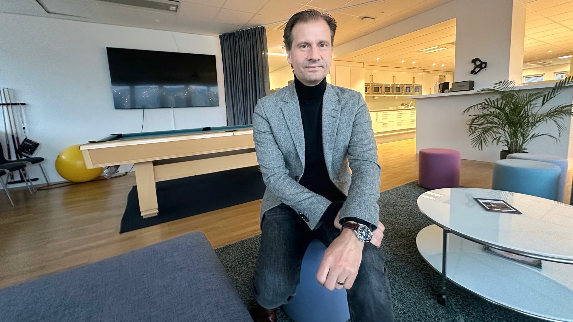 Klas Moreau sitter i ett modernt kontorsrum med minimalistisk inredning.