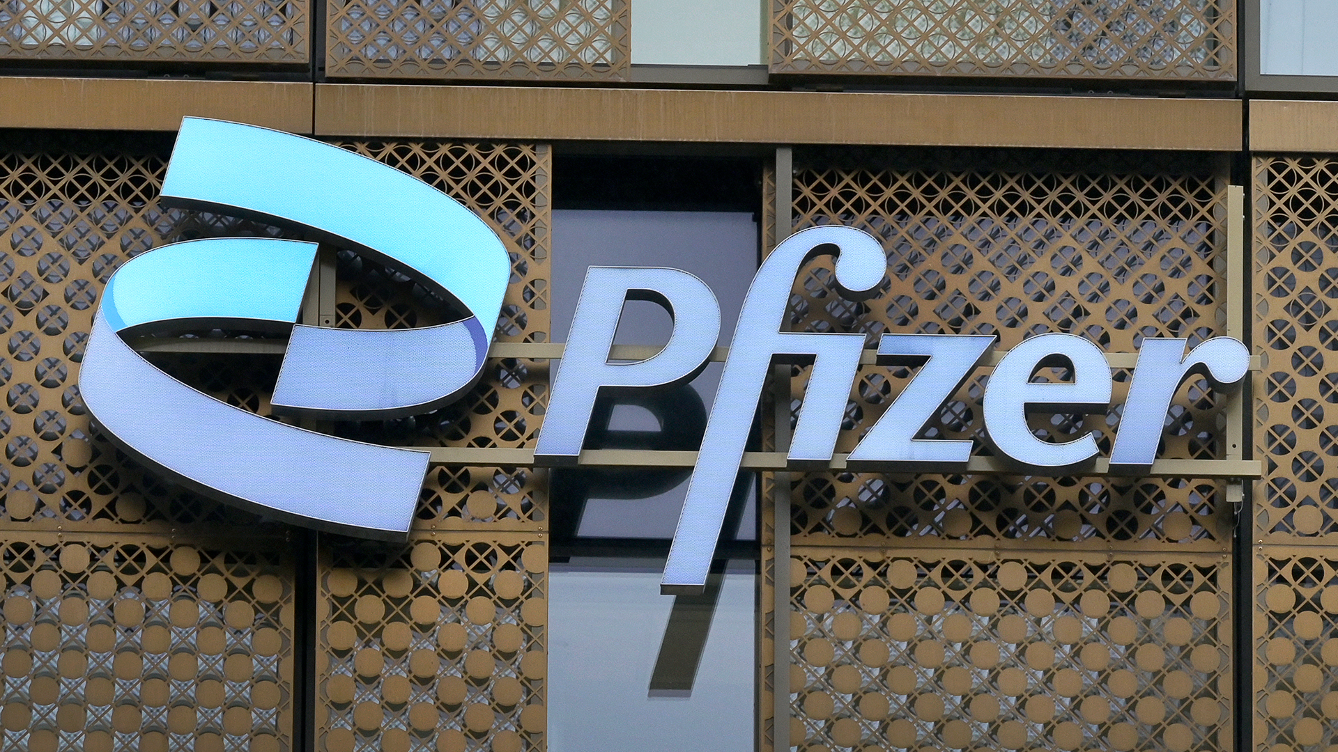 Pfizer justerar ned prognosen  