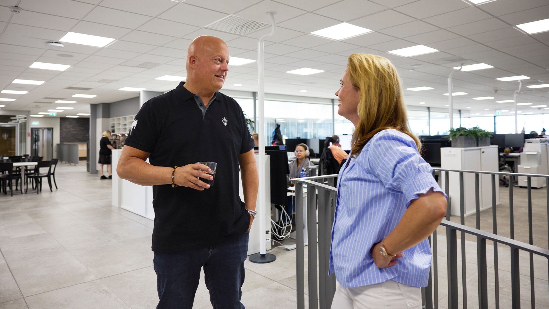 Christian och Halldora von Koenigsegg i kontorslandskapet.