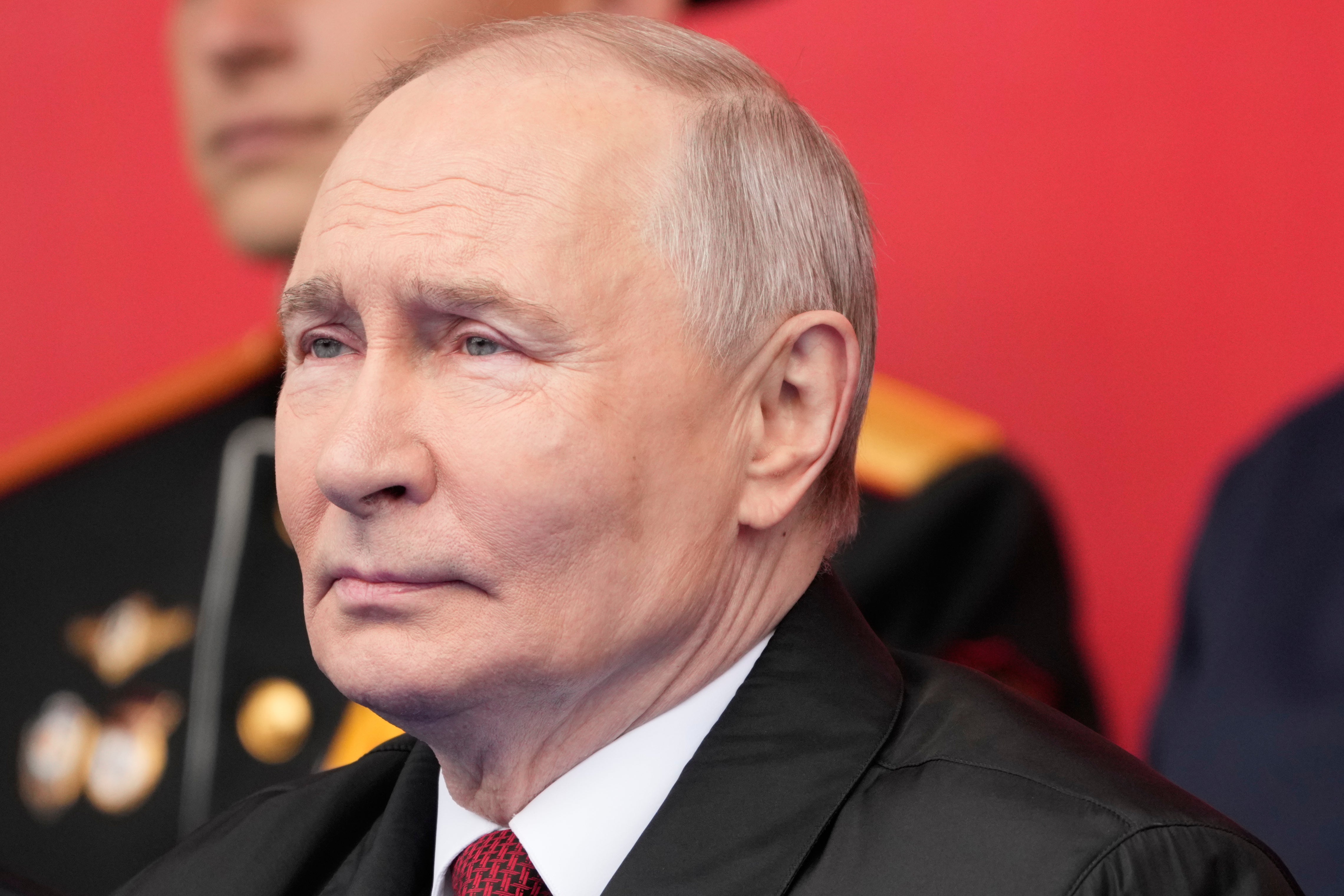 Putin höll nedskalad parad – trots utlovat uppehåll fortsatte anfallen