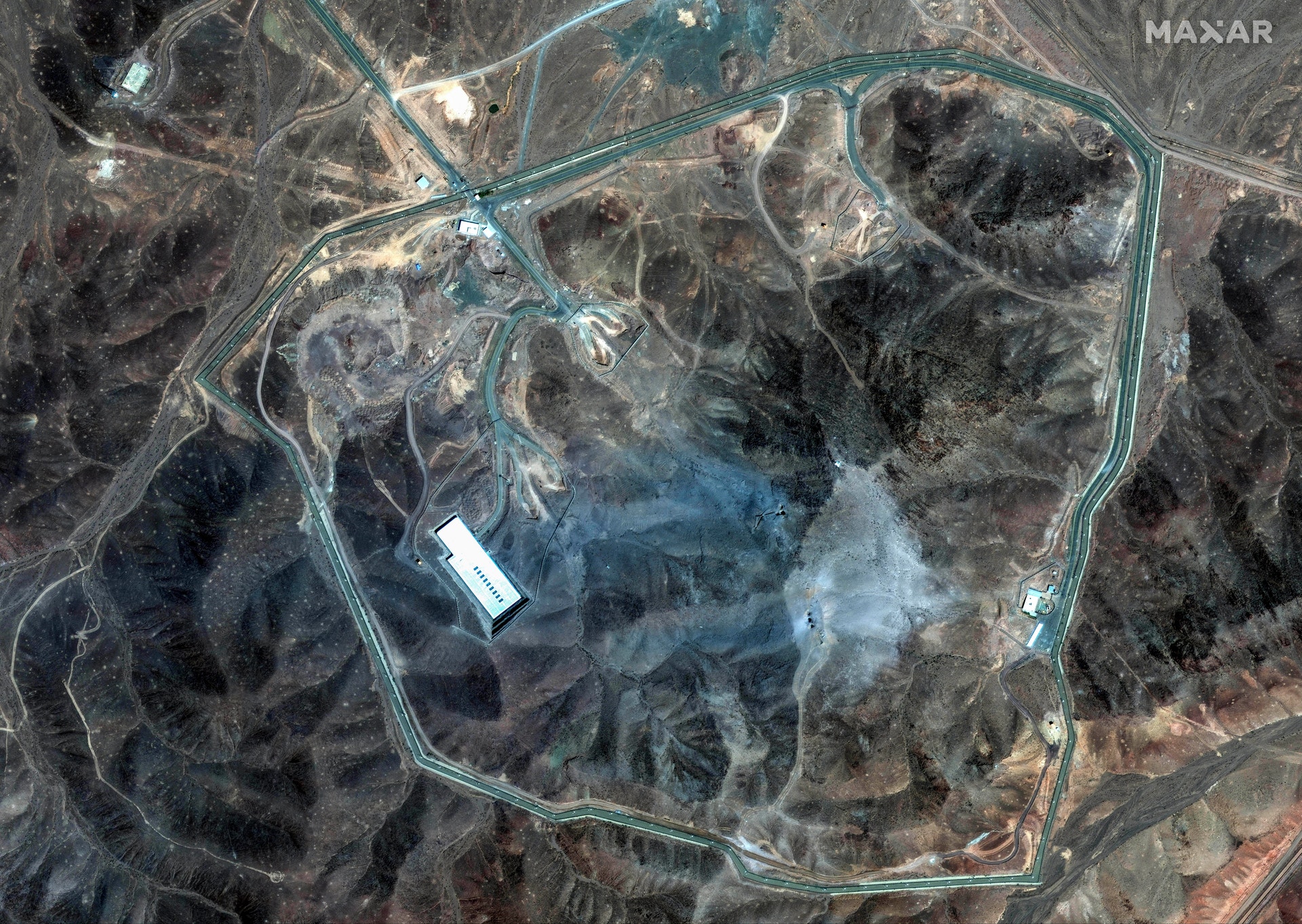 Den här satellitbilden visar skador på atomanläggningen i Fordo, Iran, efter amerikanska flyganfall, söndagen den 22 juni 2025.