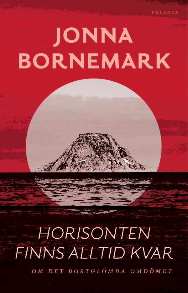 Bokomslag med röd bakgrund. Ett snöigt berg stiger upp från havet, inramat i en stor vit cirkel. Texten visar författarens namn Jonna Bornemark och bokens titel Horisonten finns alltid kvar.