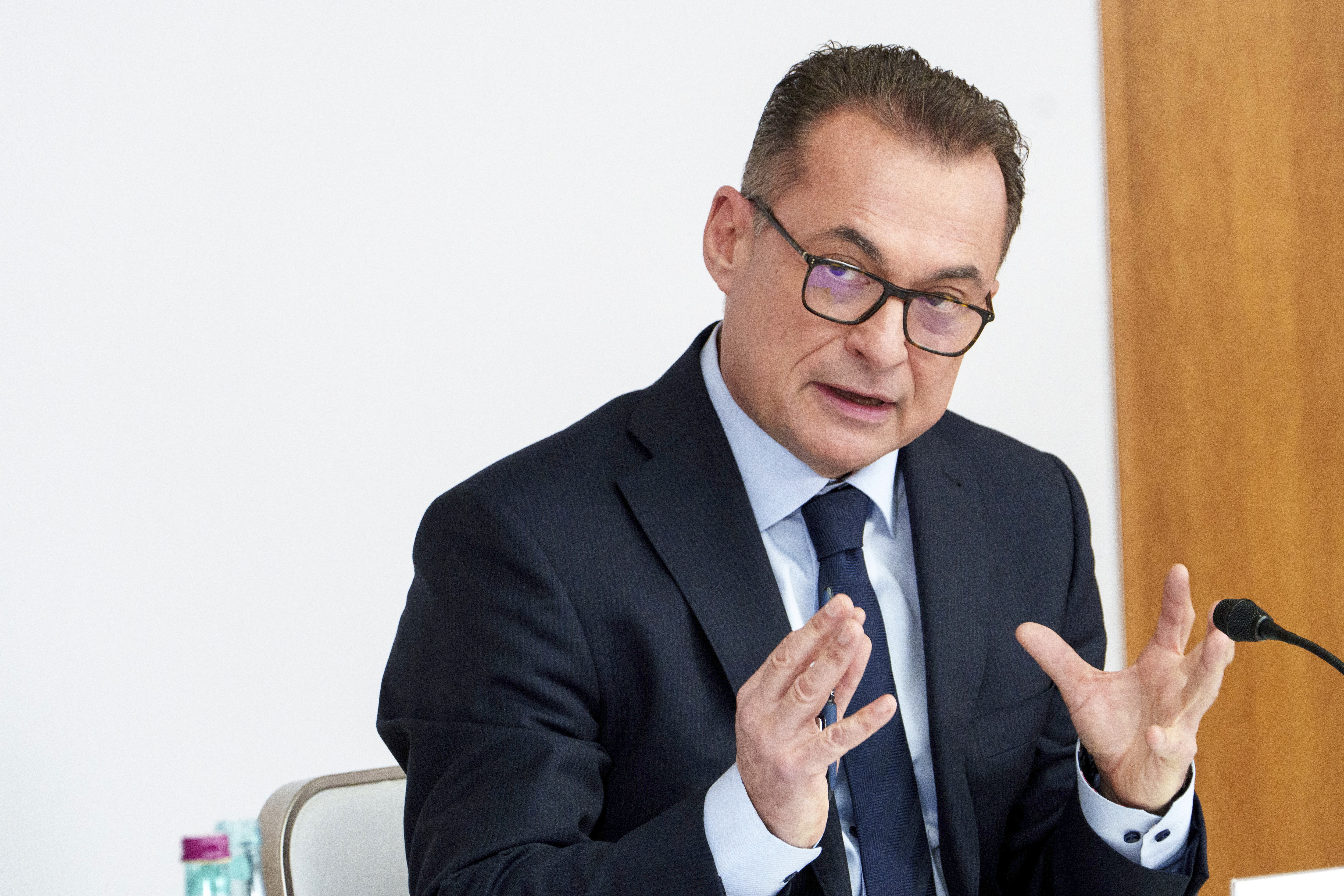 ECB-toppar varnar: Konflikten kan tvinga fram räntehöjning i juni