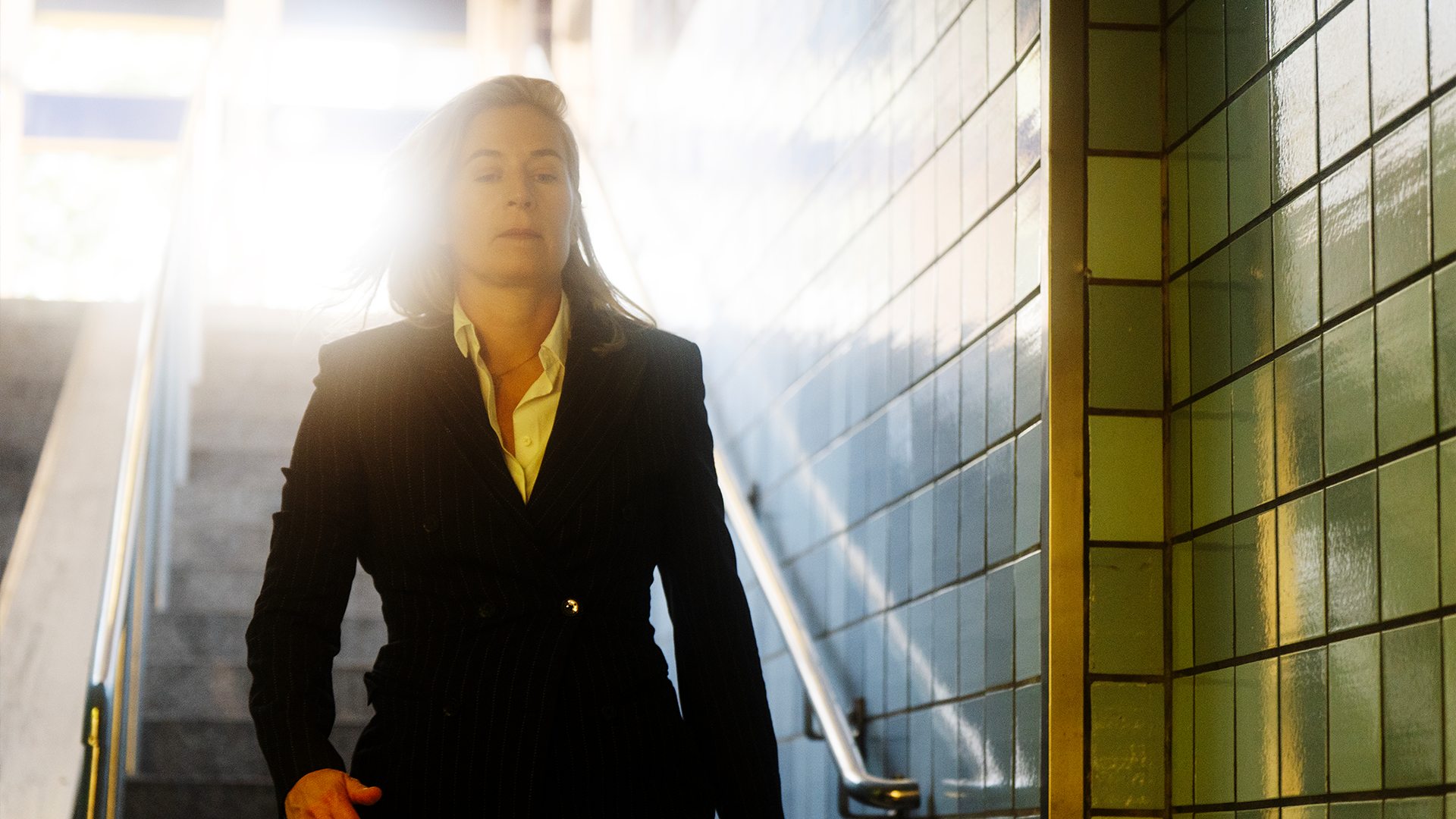 Karin Pettersson i trappan vid tunnelbanan i gamla stan. 