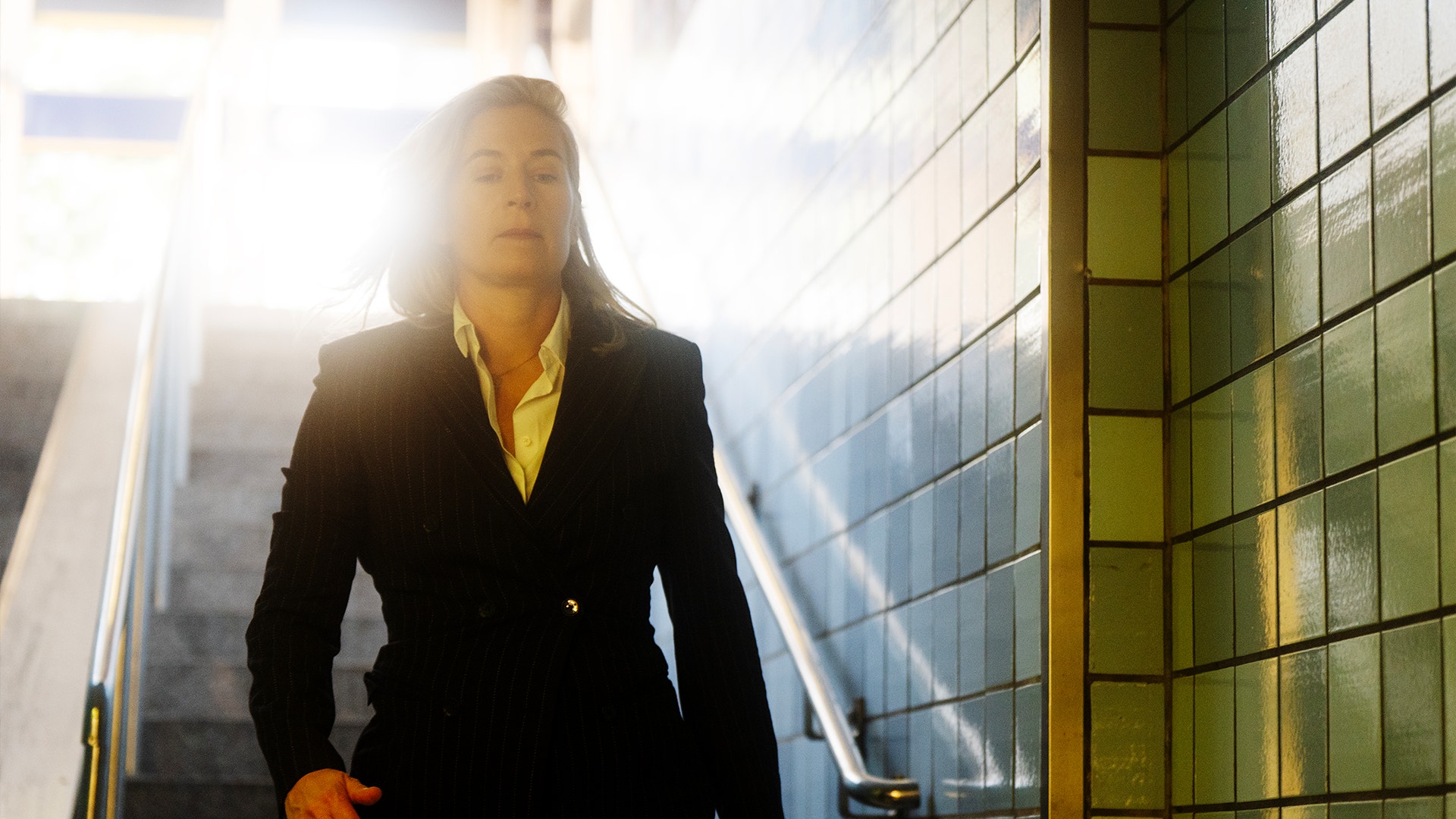 Karin Pettersson i trappan vid tunnelbanan i gamla stan.