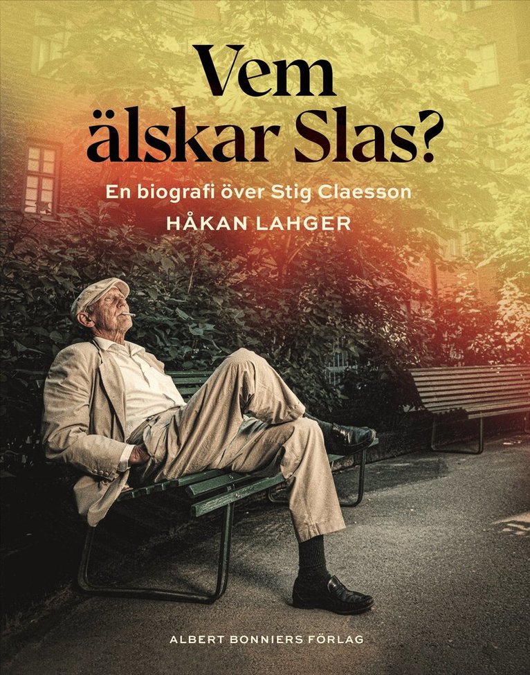 Bokomslag med en äldre man i ljusa kläder som sitter på en parkbänk. Texten lyder 'Vem älskar Slas? En biografi över Stig Claesson' av Håkan Lahger.