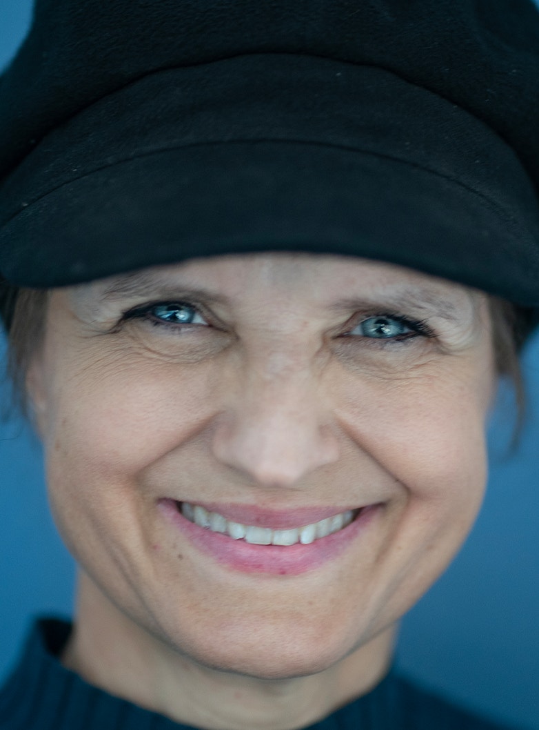 Stina Ehrensvärd skrattar i närbild. 