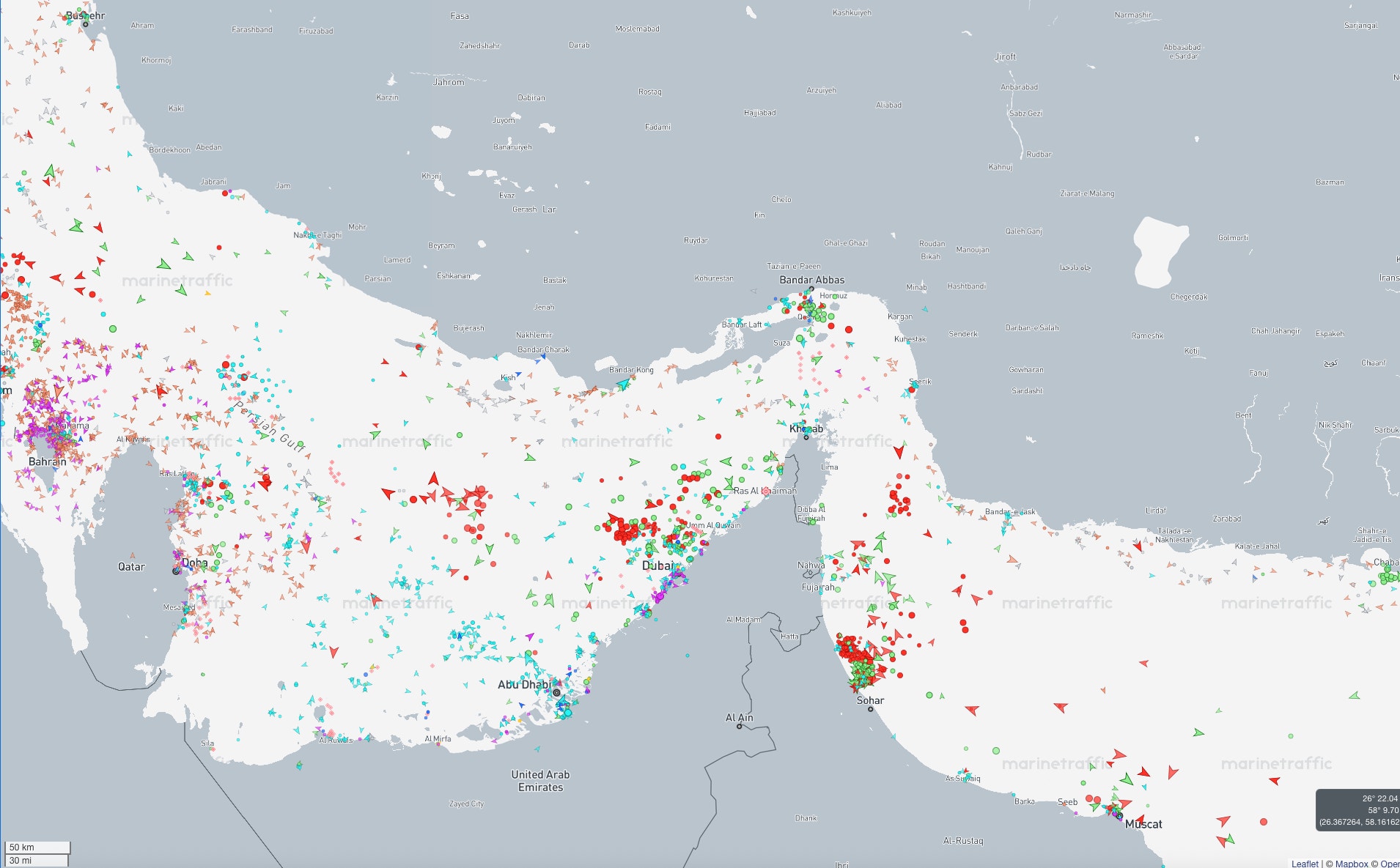 Grafik från Marine Traffic visar hur tankfartyg (röda pilar) ligger stilla på båda sidor om Hormuzsundet. Skärmbild från den 15 juni kl 10.20.