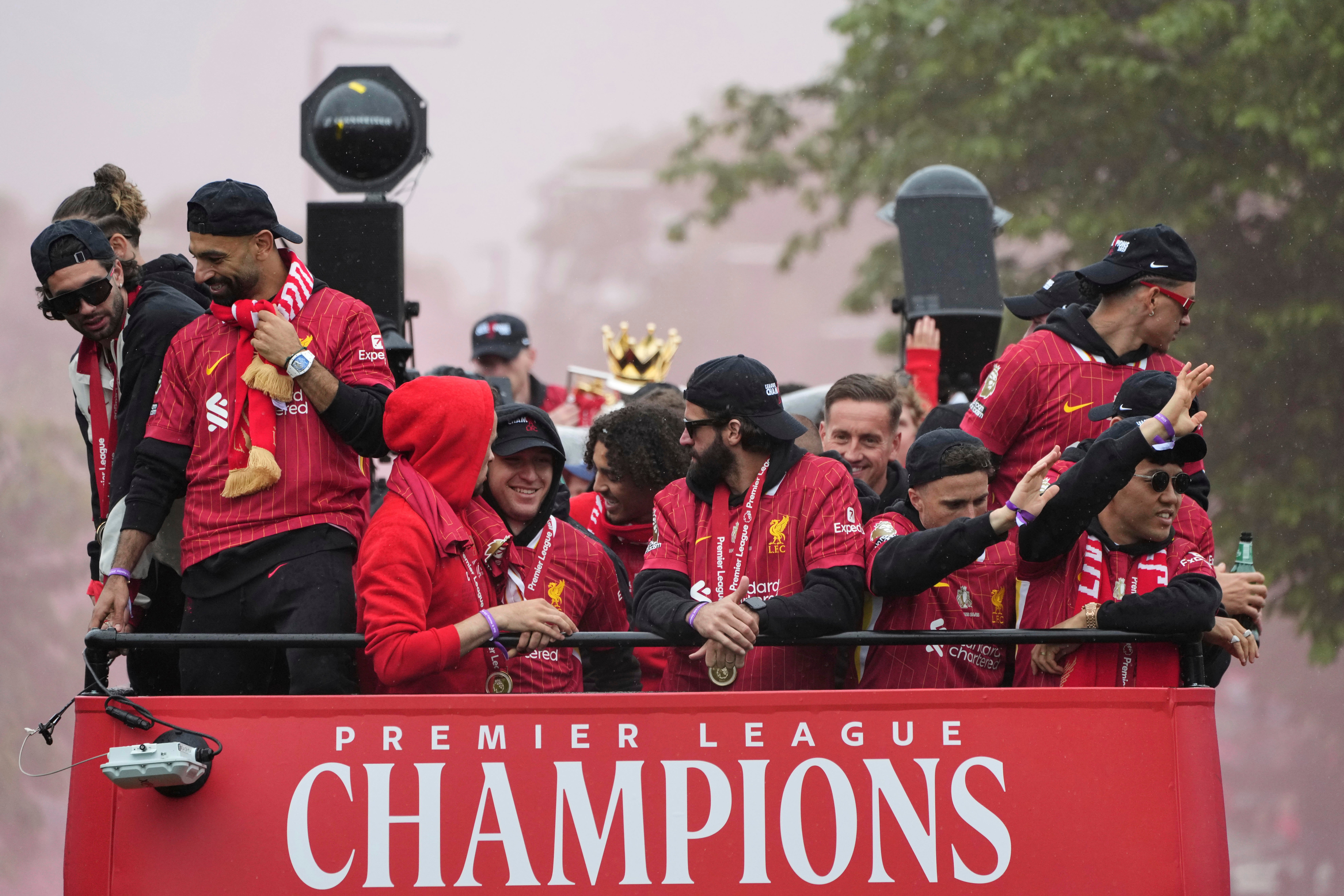 Delägare i Liverpool och PSG kan köpas upp