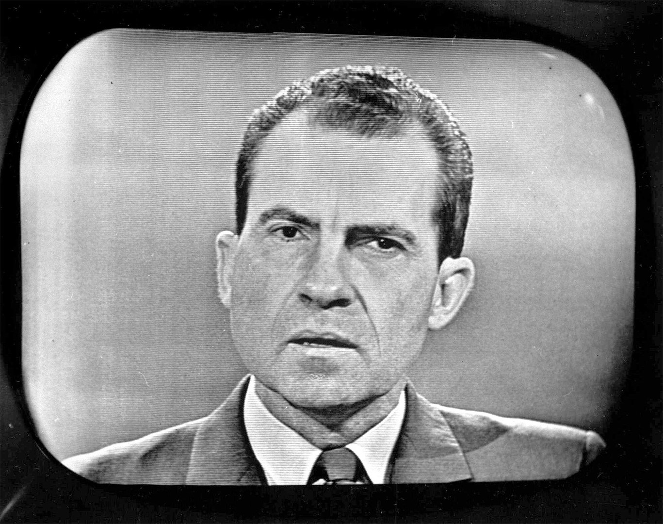 Richard Nixon visas på en gammal tv i svartvitt. 