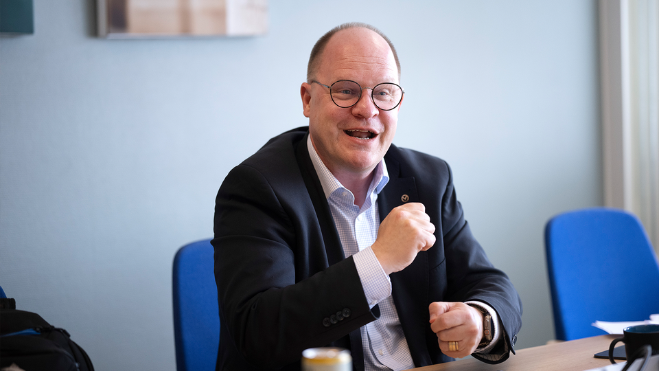 Klas Forsström i Munters konferensrum. Han skrattar.