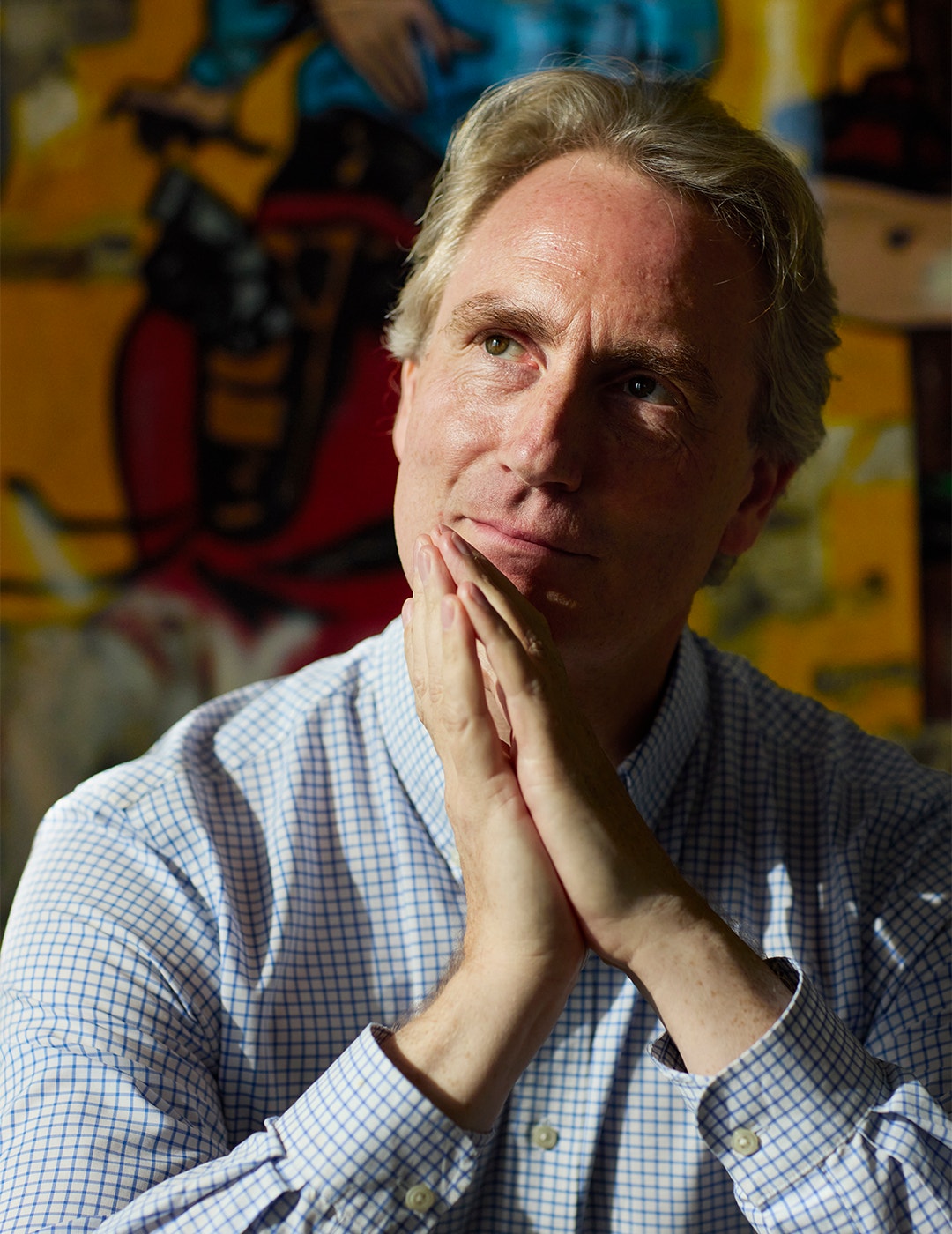 Erik Selin sitter i solljuset som skirar in genom fönstret. Han tittar upp mot ljuset, och dagdrömmer. 