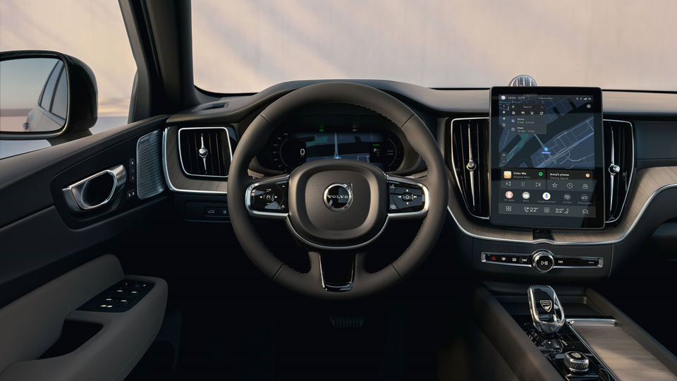 En instrumentbräda och ratt från förarsätets synvinkel.