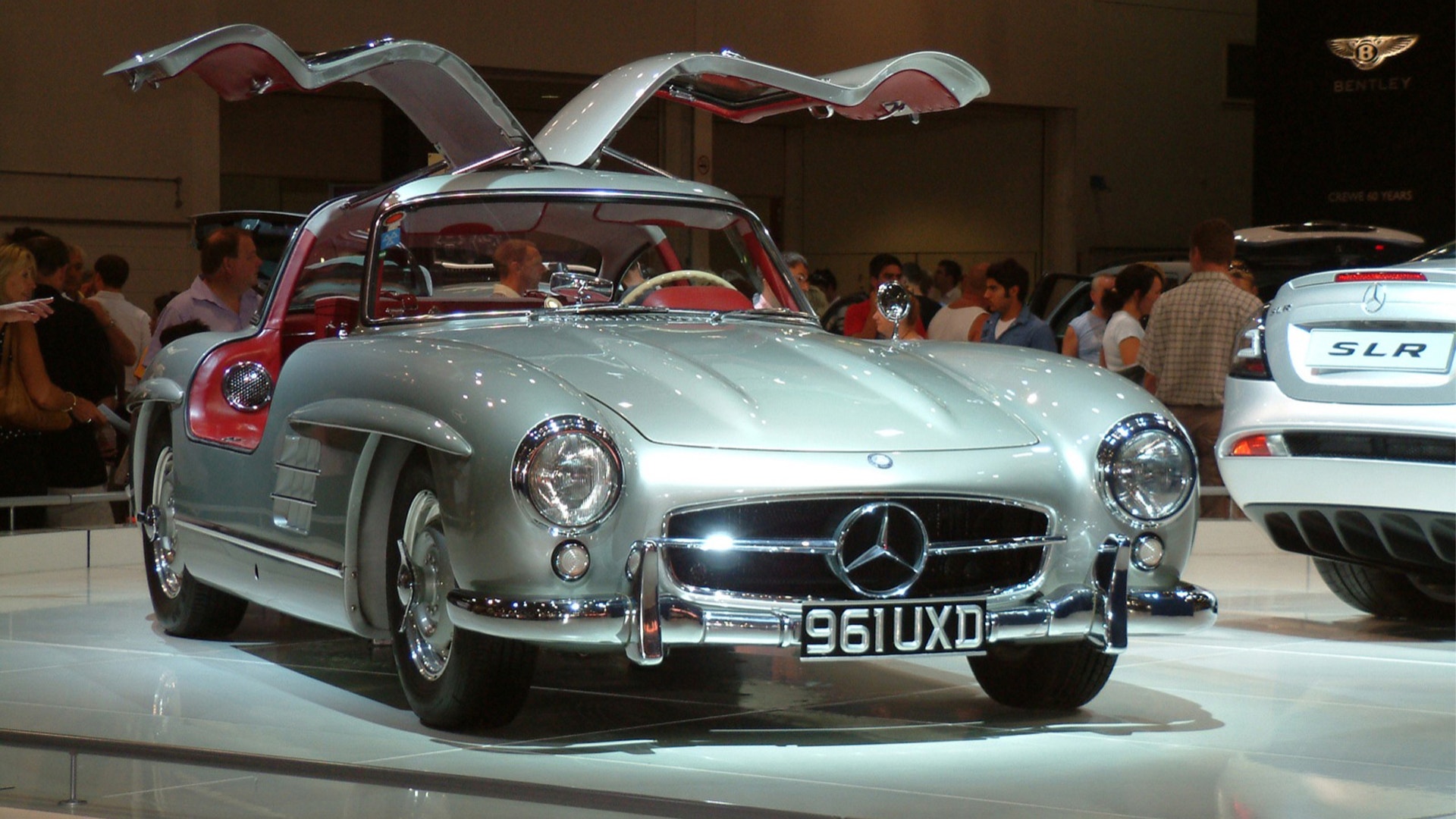 Klassiska 300 SL och äldre S-klass var några av Mercedes storsäljare.