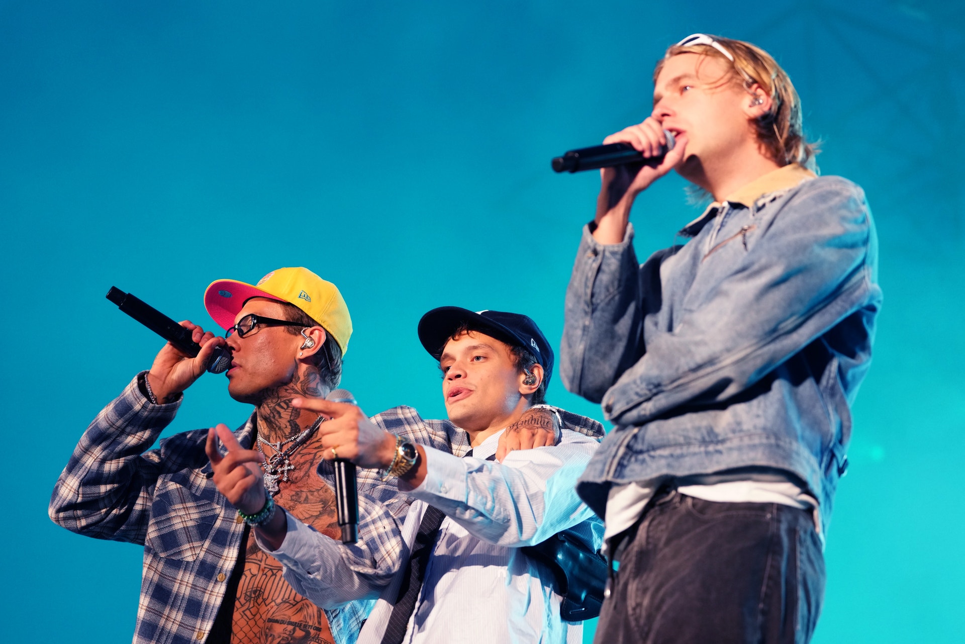 Hov1 bestående av Dante Lindhe, Noel Flike och Ludwig Kronstrand står på scen tillsammans under sin sista koncert.