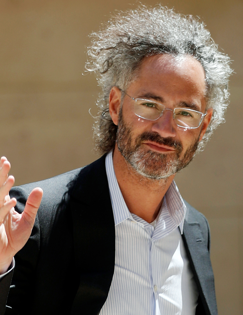 Alex Carp står i solen. Han vinkar till kameran.