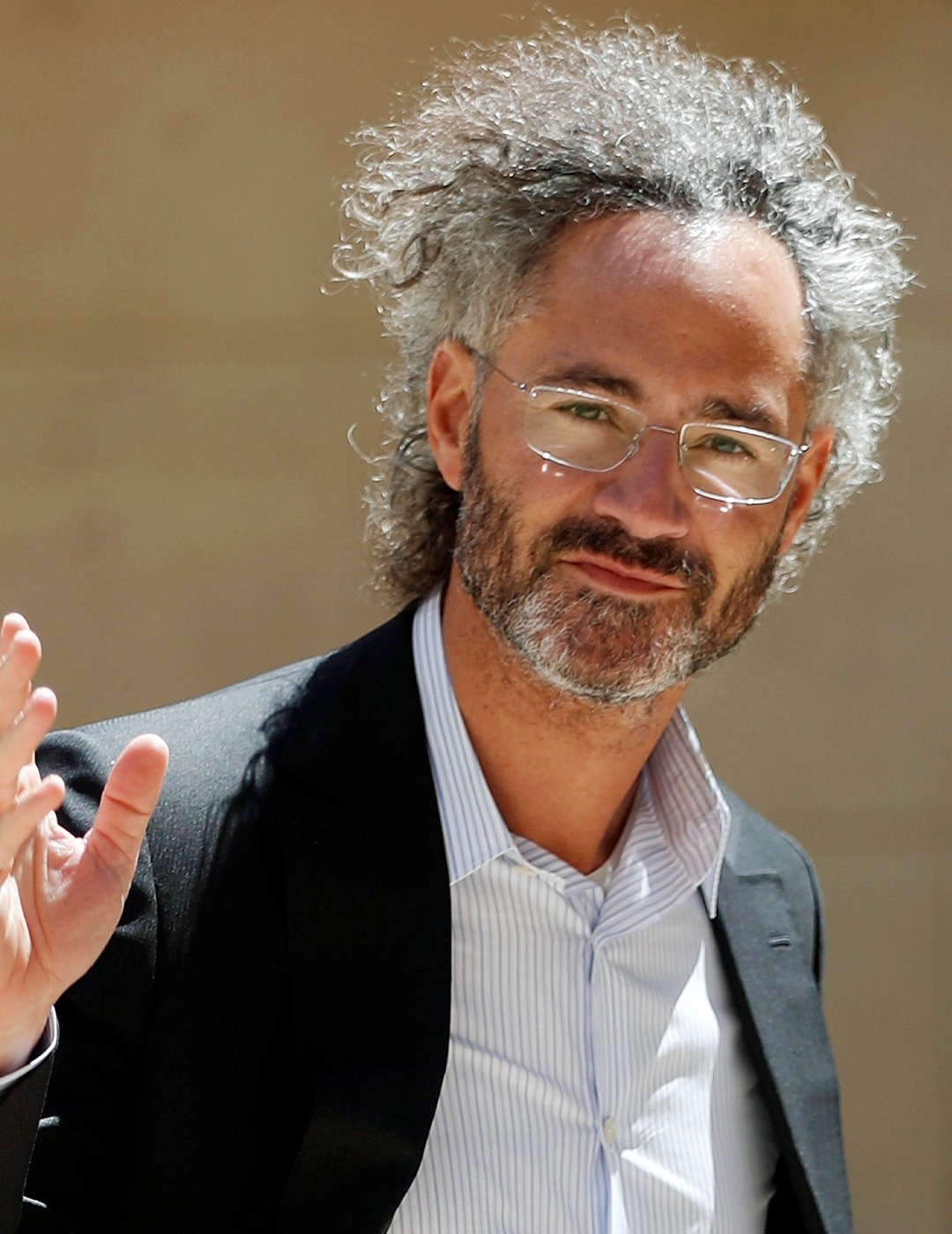 Alex Carp står i solen. Han vinkar till kameran.