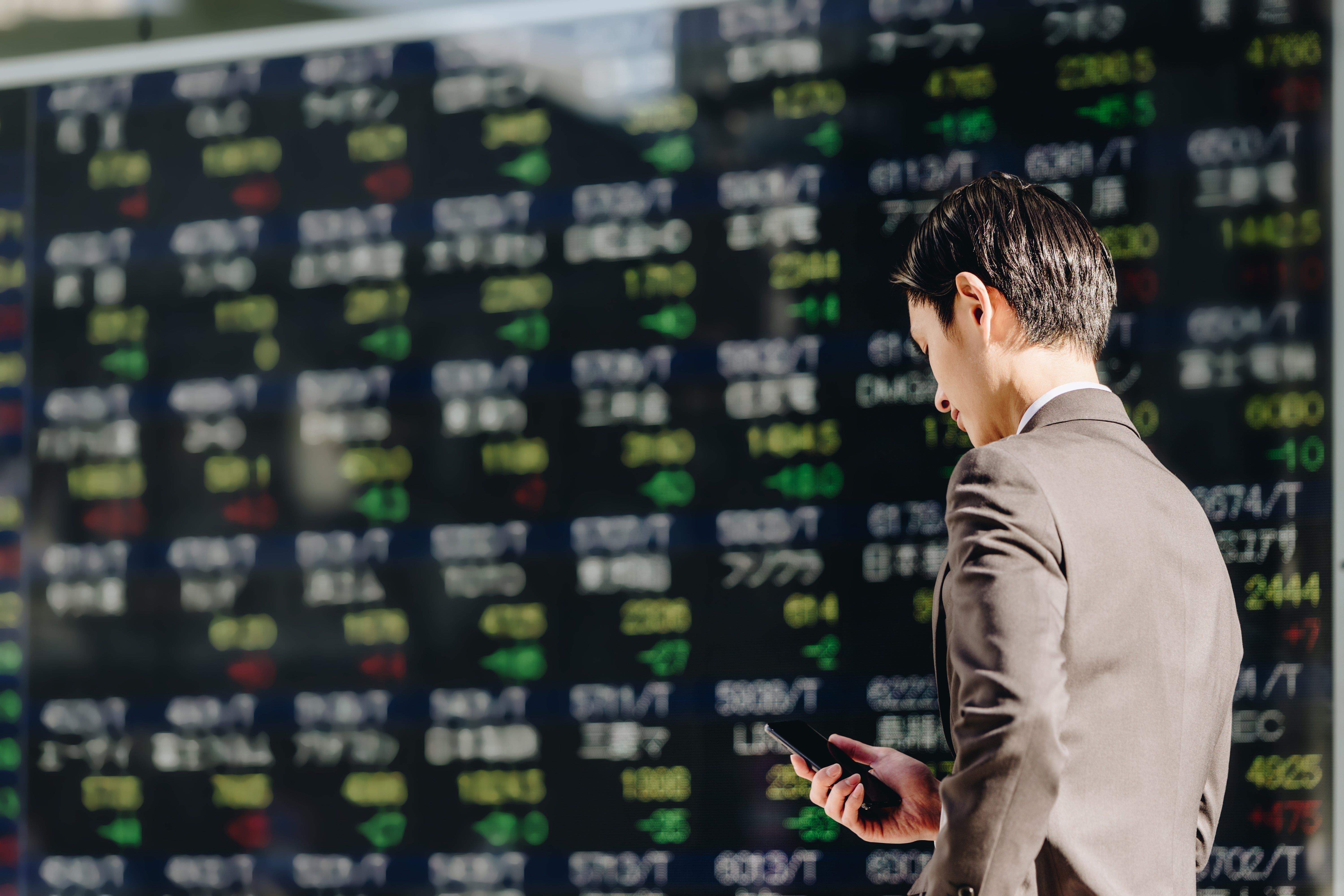 Asienbörserna studsar upp – guldet backar