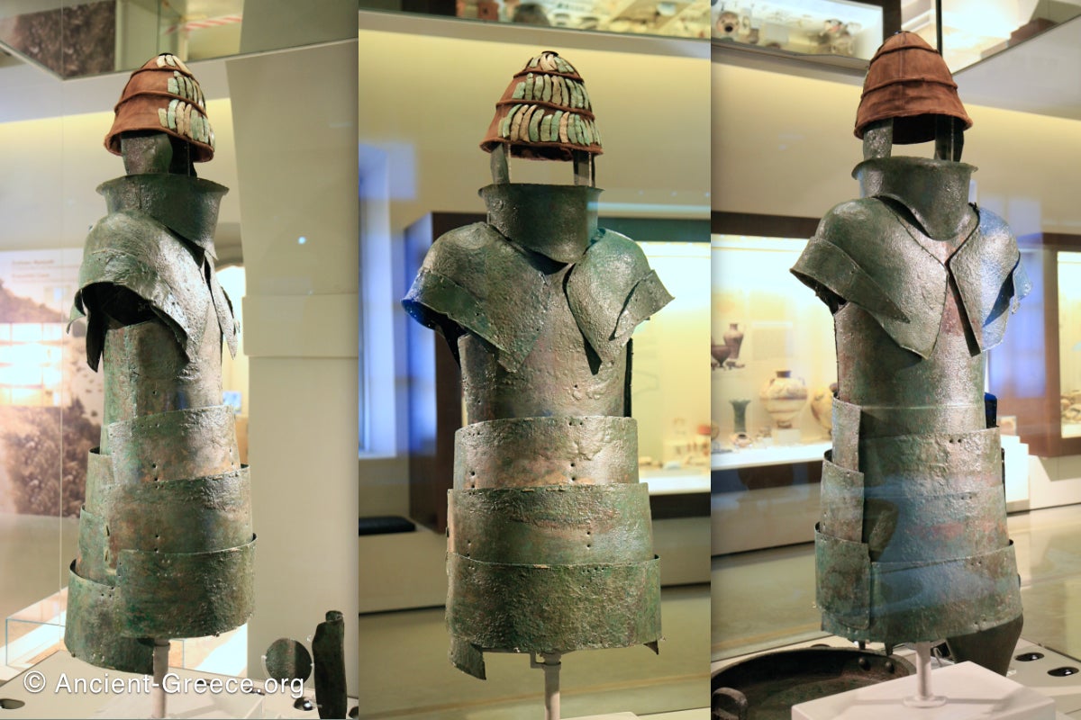 Tre vyer av en antik bronsbröstplåt med hjälm från ett museum, visad från olika vinklar för att visa rustningens detaljer och konstruktion.