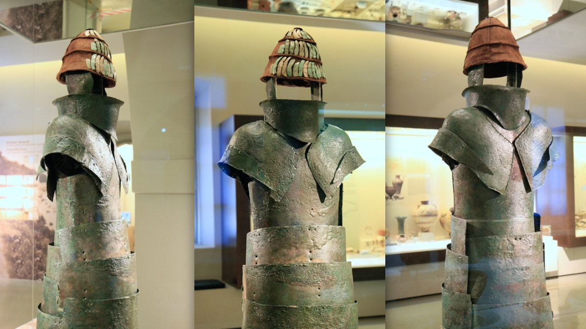 Tre vyer av en antik bronsbröstplåt med hjälm från ett museum, visad från olika vinklar för att visa rustningens detaljer och konstruktion.