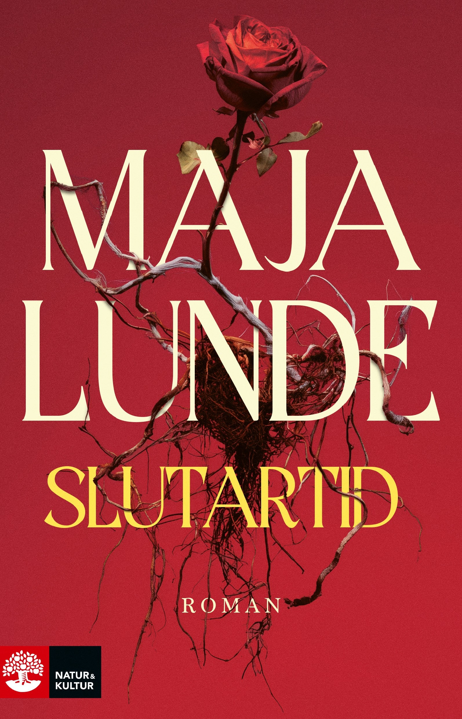 Bokomslag för romanen Slutartid av Maja Lunde. En röd ros med synliga rötter visas mot en djupt röd bakgrund. Titeln och författarens namn är skrivna i vit och gul text.