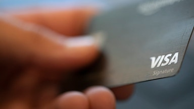 Betaljätten ska göra sig av med tusentals anställda