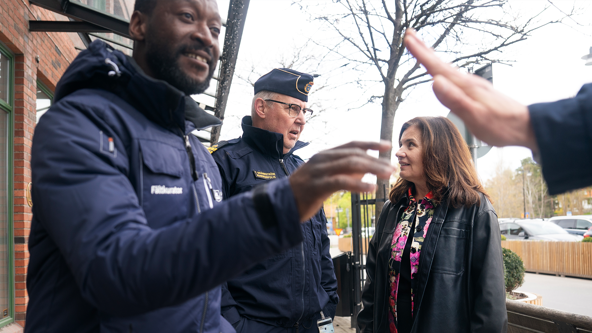 Man står och pratar med varandra utanför Systembolaget, där det pågår en antilangningskampanj. Även polis är på plats.