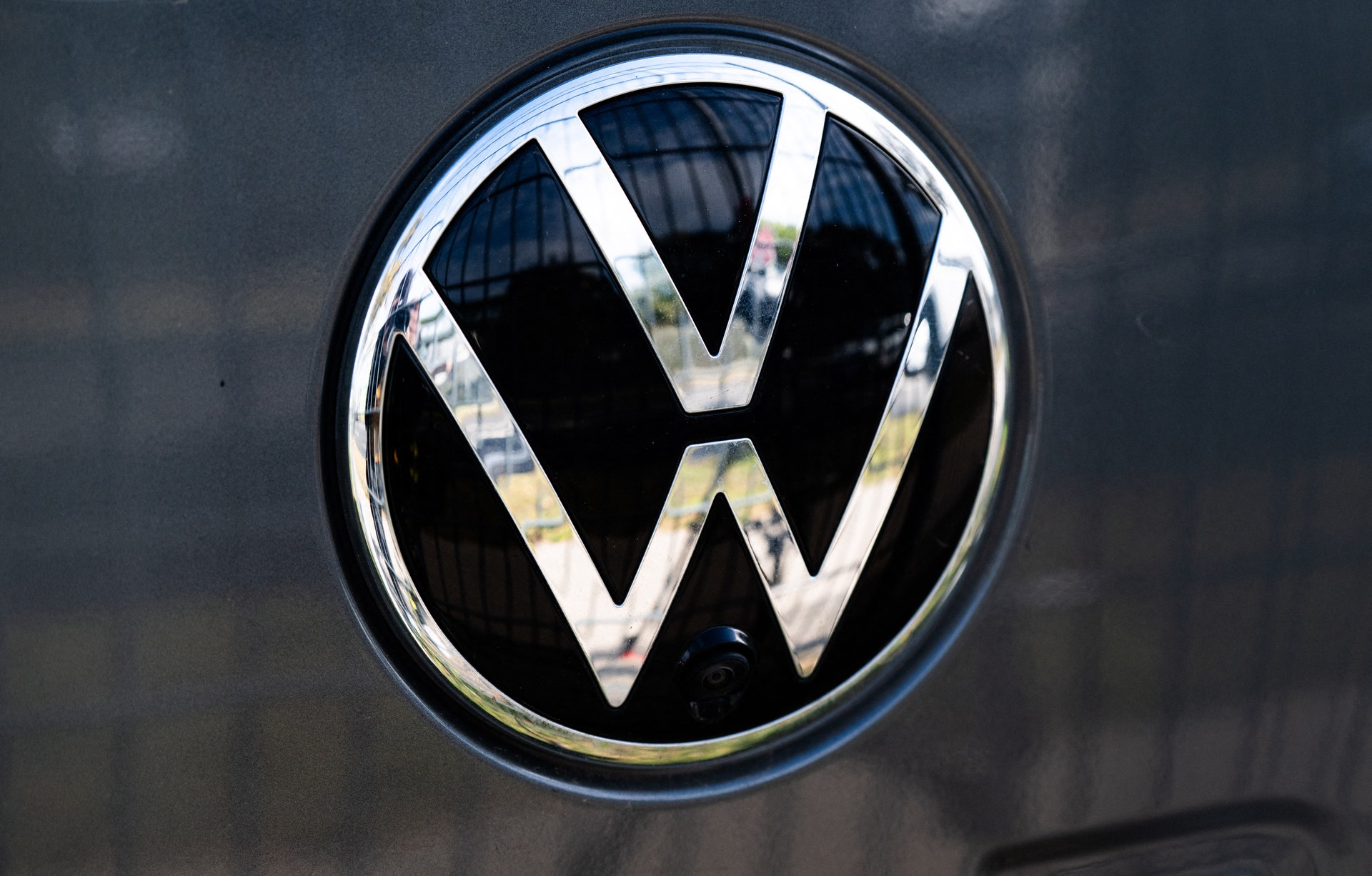 Volkswagens logotyp på baksidan av en grå bil.