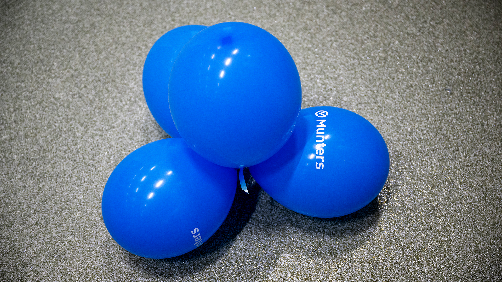 Ballonger med Munters logga är ihopsnörade i ett kluster.