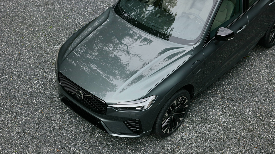 En grå bil uppifrån.