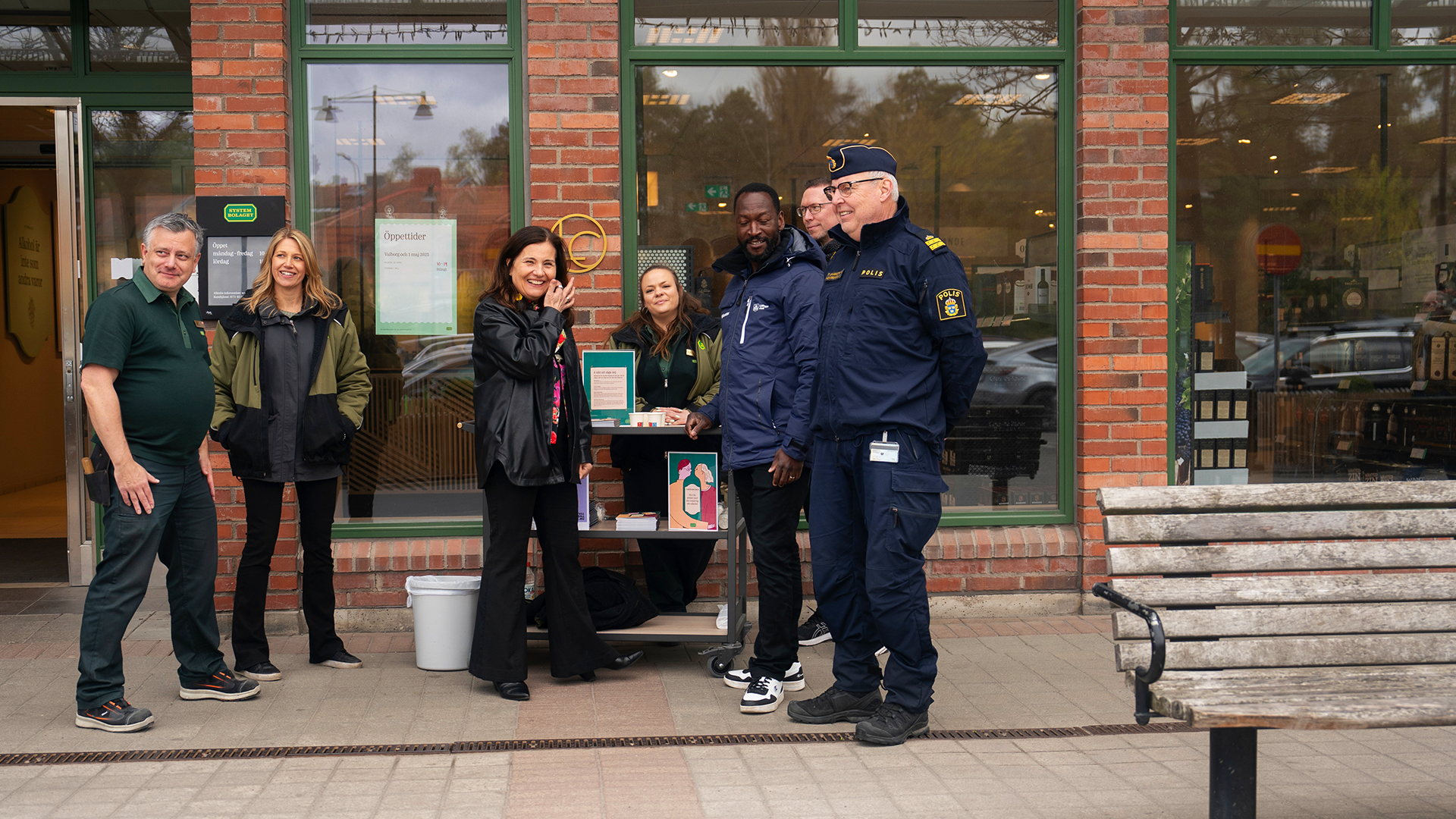 Valborg på Lidingö där Ann Carlsson Meyer deltar i en antilangningskampanj. Systembolaget samarbetar med lokalpolis och kommunens fältassistenter för att minska langningen.