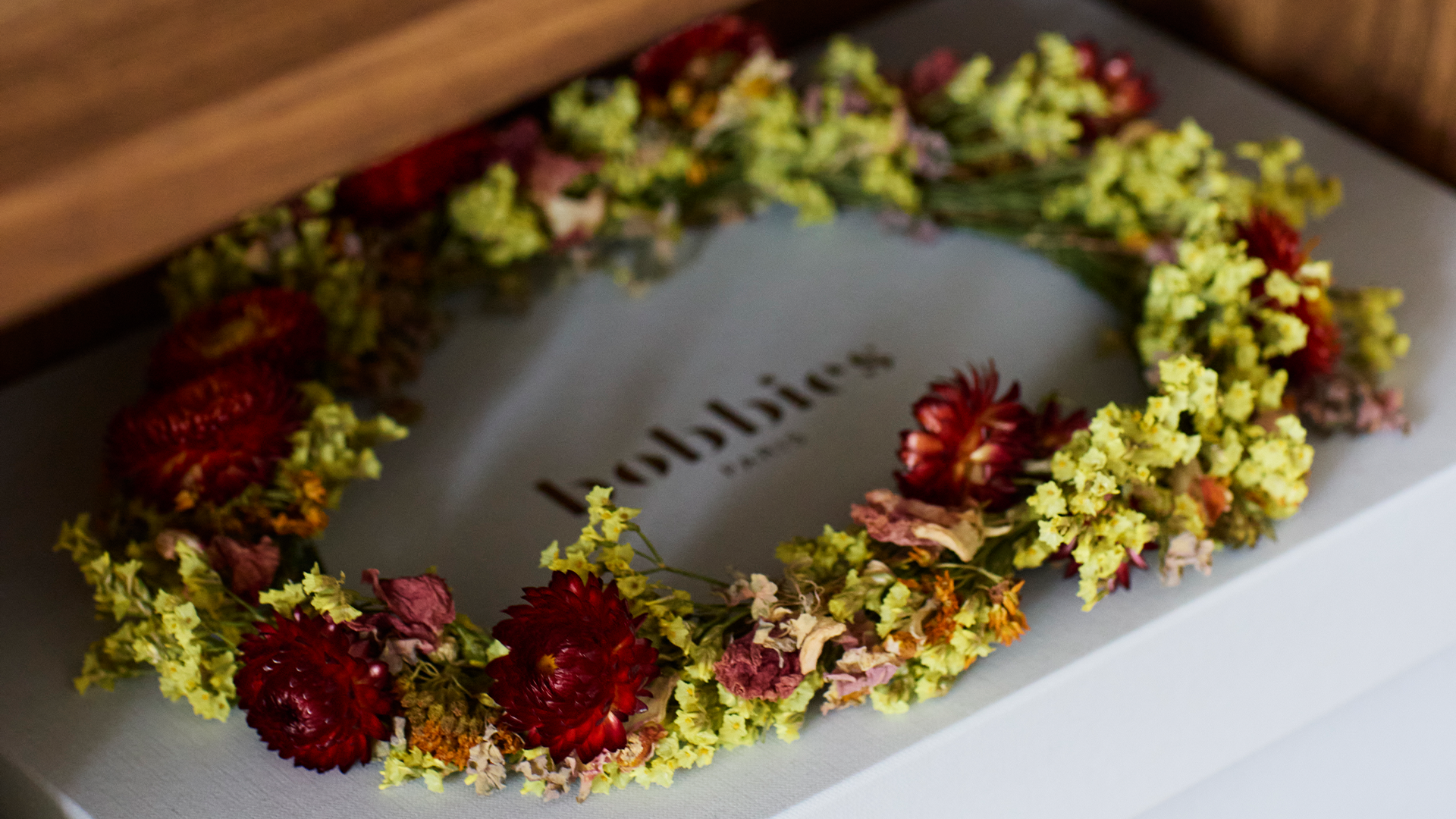 Julia Ravanis blomsterkrans från hennes sommarprat ligger torkad på en hylla i lägenheten. 