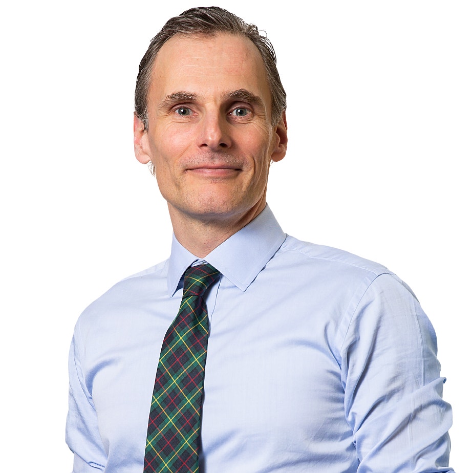 Porträtt av Johan Nordenfelt, informationschef på Erik Olsson Fastighetsförmedling. Han är en man i ljusblå skjorta och rutig slips mot vit bakgrund.