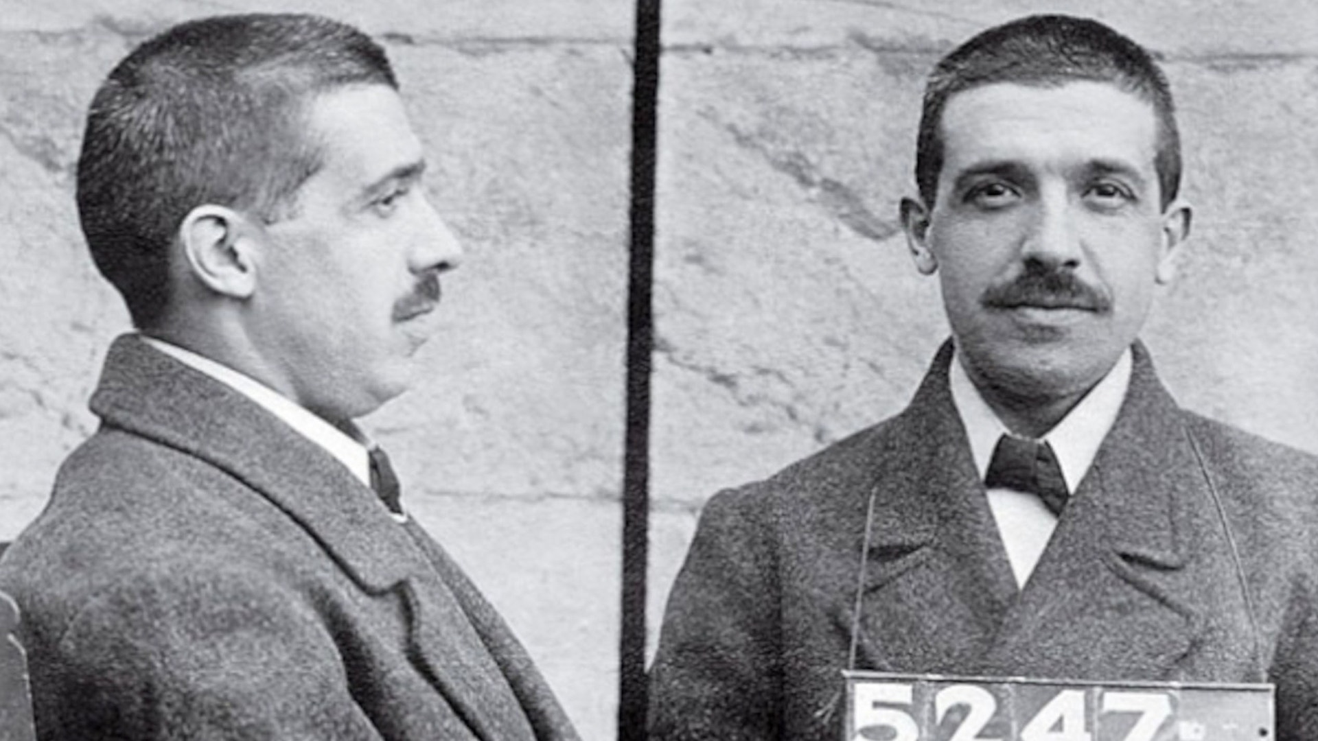 Svartvitt polisfoto av en man med mustasch, klädd i kavaj, skjorta och fluga. Han syns både i profil och framifrån och håller en skylt med numret 5247.